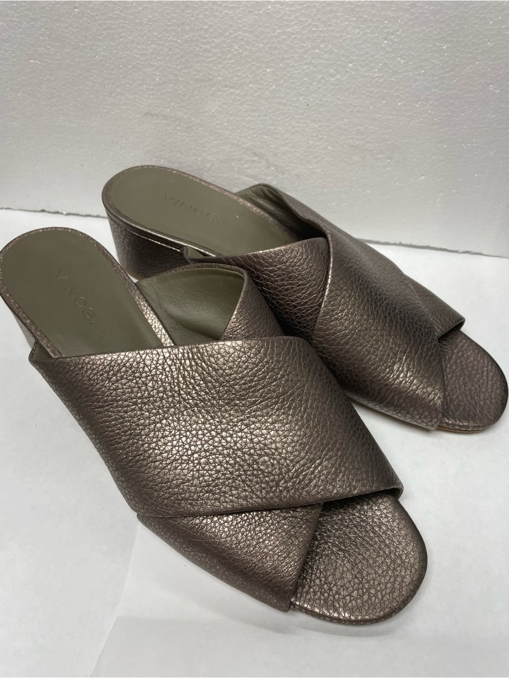 Vince Karsen sandals metallic bronze pebbled leather Size 8